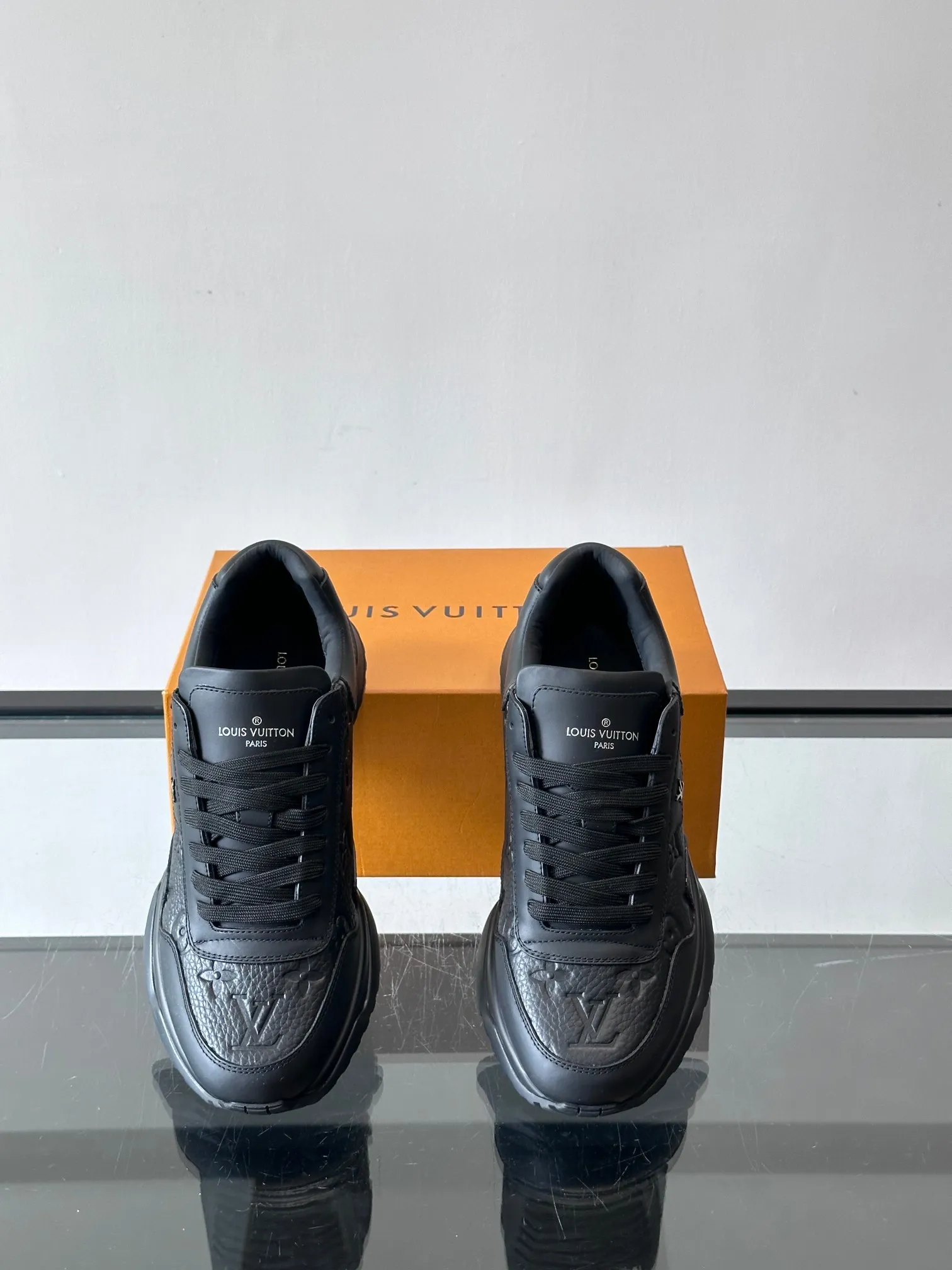 Men's Men's Shoes 💰500 [New Style] 🐡🐡LV🆕RUN AWAY sneakers, this Run Away sneaker is made of first-layer cowhide leather and breathable original material. The wedge-shaped rubber outsole continues the running shoe design, embellished with Monogram flowers, the L V letter is marked on the tongue, and the Louis Vuitton Paris logo is embellished on the back. Paired with brand logo cotton feet, the mesh lining and heel are spliced ​​and wrapped in cowhide, making the upper foot comfortable and breathable! size: 39-44 (38.45.46 customized)